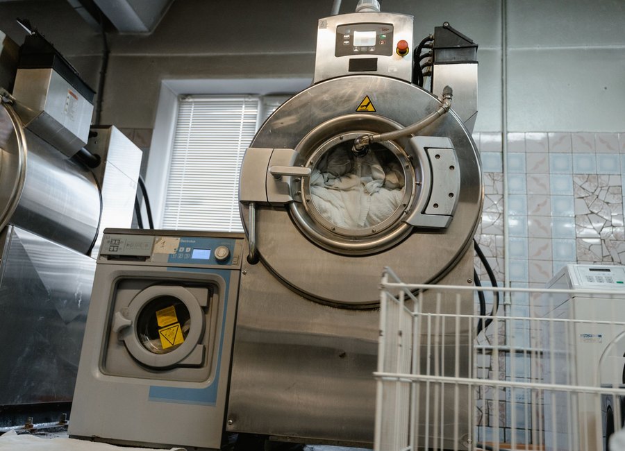 Lavadoras industriais em lavanderia profissional